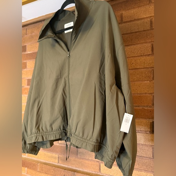 NWT Olive Green Old Navy Women's Crop Activewear Jacket - Picture 2 of 8